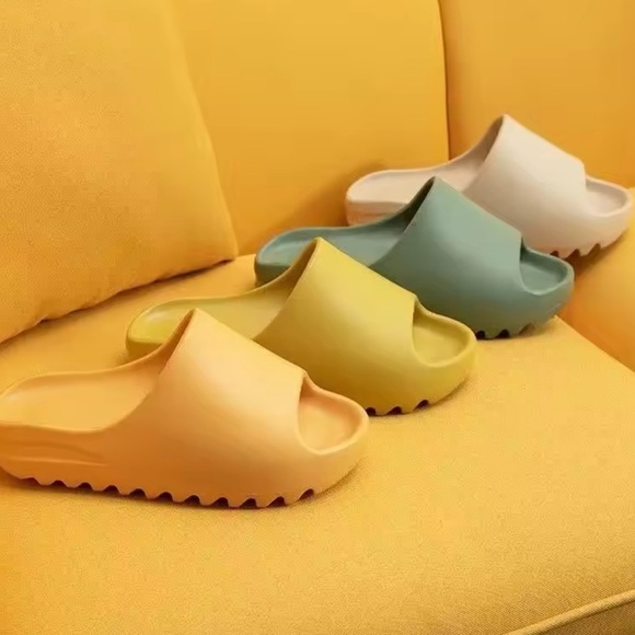 🩴 Orange Slides - Picture 2 of 5